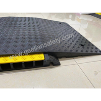 Protector de cable resistente de 1 canal con rampa metálica extendida