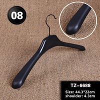 Rutschfeste, moderne, minimalistische Kunststoff-Kleiderbügel mit Hosenklammern, schwarze Kleiderständer, Hosen- und Krawattenbügel für den Großhandel mit Herrenbekleidung
