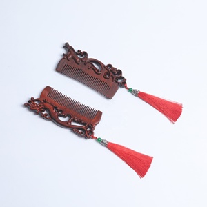 ชุดหวีแต่งงานจีน ของขวัญงานเลี้ยงฉลองสมรส หวีไม้จันทน์แดงลายมังกรและนกฟีนิกซ์พร้อมกล่องของขวัญลายมงคลคู่ - Product Image 4