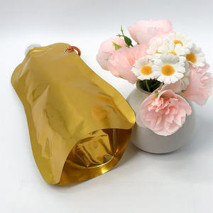 Bolsa de pie de embalaje de aluminio con superficie dorada brillante personalizada con pico con asa para jugo, bebida, Vodka - Product Image 4