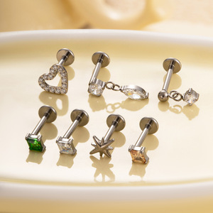 Pendientes Personalizados de Oro de 18K con Placa Plana sin Rosca y Perno Plano para Labret, Labio o Cartílago - Product Image 2