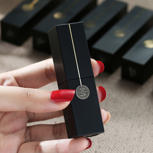 Rossetto Dark Night Taboo <span class=keywords><strong>Kiss</strong></span> in Tubetto Quadrato Nero, Idratante, Non Appiccicoso, Colore Tè al Latte, Trucco Labbra - Product Image 2