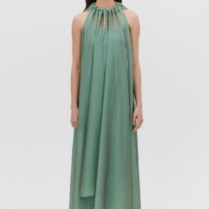 เดรสยาวผ้าชีฟองบางเบาสไตล์มินิมอล คอสูงทรงตรง แต่งระบายช่วงคอสูง - Product Image 1