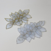 Grande patch fleurie bleu ciel avec feuilles, strass et chaîne de diamants pour la décoration de robes de mariée