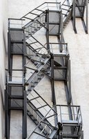 Escalier en acier métallique personnalisé, intérieur/extérieur, en forme de L, structure en acier préfabriquée avec main courante en métal pour projet de villa