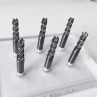 Fraise CNC à liquide de refroidissement interne à 4 cannelures revêtue de carbure de tungstène solide pour métal en acier
