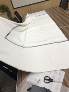 Juego de Ropa de Cama de Satén 100% Algodón Natural - Funda de Edredón y Fundas de Almohada con Bordado de Líneas - Product Image 5