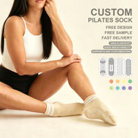 Chaussettes de yoga en coton tricoté pour femmes, à rayures imprimées, avec logo, antidérapantes, de luxe, pour le pilates, chaussettes athlétiques personnalisées