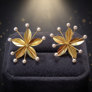 Boucles d'oreilles clous dorées élégantes et tendance à motif floral, pour femme, plaqué or 14 carats, faites à la main, avec perles et sertissage clos en laiton - Product Image 3