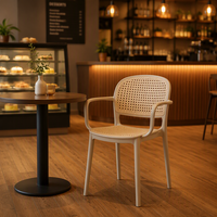 Fauteuil à accoudoirs empilable en plastique PP style nordique, respirant, en rotin tressé, pour restaurant, café, jardin, terrasse - Vente en gros