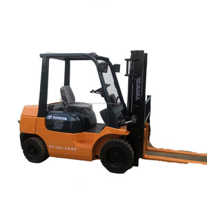 Chariot élévateur diesel d'occasion japonais haute performance 2,5 tonnes, modèle 2024, 4x4, garantie 1 an, prix avantageux - Product Image 1