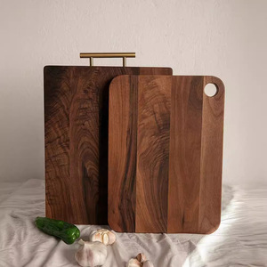 Planche à découper rectangulaire en bois massif de noyer noir avec poignée en laiton pour usage domestique - Product Image 1