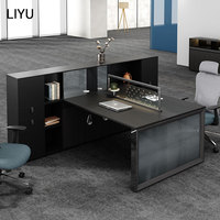 Poste de travail de bureau avec écran de séparation et armoire sur pied pour bureaux en open space