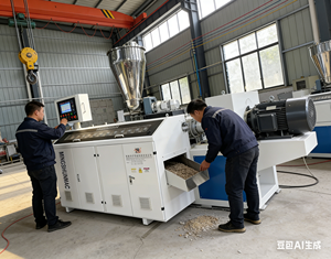 Machine extrudeuse à double vis conique pour la production de tuyaux en PVC, équipement de transformation plastique - Product Image 5