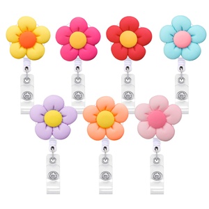 Portabadge Retrattile in ABS con Fiori Colorati, Confezionato Singolarmente, Ideale Come <span class=keywords><strong>Regalo</strong></span> <span class=keywords><strong>per</strong></span> Medici, Infermieri, Studenti, Impiegati d'Ufficio - Product Image 1
