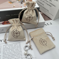 Petite pochette en velours, toucher doux, résistante à la poussière, logo personnalisé, différentes tailles, sacs d'emballage en velours avec cordon de serrage