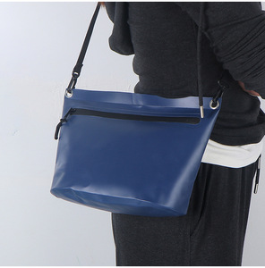 Sac bandoulière tendance en PVC imperméable, style sport, avec sangle réglable, léger, pour femmes, pour téléphone, maquillage, petits objets - Product Image 5