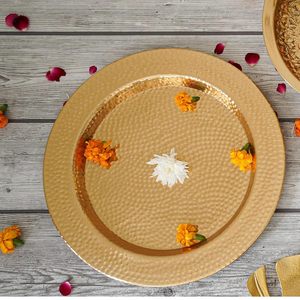 Plateau rond en aluminium doré pour servir à la maison des collations, des boissons, des desserts et de la décoration avec un design léger et durable pour un usage quotidien - Product Image 1