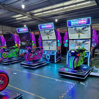 Machine de jeu d'arcade de course de moto dynamique à monnayeur, simulateur 2 joueurs à double écran 50 pouces pour centre de jeux d'arcade FEC