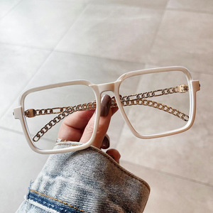 Lunettes anti-lumière bleue carrées G Brand, monture extra large, branches à chaîne, verres plats pour femmes, lunettes décoratives tendance - Product Image 3