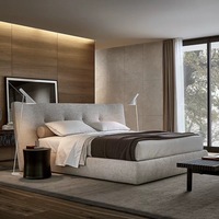 Italienisches Kingsize-Schlafzimmermöbel-Set Luxuriöses Kingsize-Bettgestell Modernes Kopfteil Stoffbett Luxuriöses Designer-Softbett