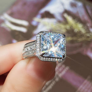 F1436 Anello di fidanzamento da donna in oro bianco con diamante sintetico taglio Princess, colore G, con diamanti laterali - Product Image 2