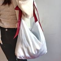 Nouveau design, sac fourre-tout en soie blanche avec logo personnalisé et nœud papillon, extensions de cheveux en satin, emballage, pochette pour perruques avec étiquette tissée sur les épaules