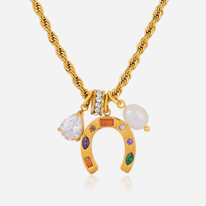 Collier pendentif fer à cheval en acier inoxydable plaqué or 18 carats avec pierres précieuses multicolores et perle, bijou cadeau pour usage quotidien - Product Image 1
