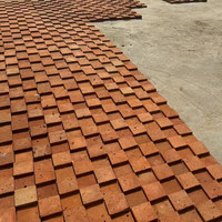 Mosaïque de carreaux en brique rouge texturée, plaquettes de brique rouge artistiques en relief avec support en maille, format carré petit