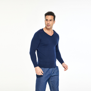 Pull en maille bleu roi à col en V pour homme, style décontracté chic avec épaulettes, manches longues - Product Image 1