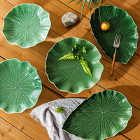 Ensemble de 6 assiettes de service en céramique peintes à la main, formes de feuilles vertes avec bord irrégulier, feuillage moderne par LovingHome Design