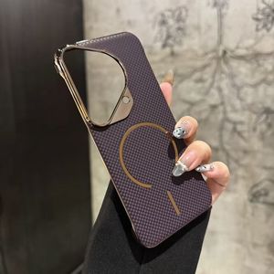 2025 trường hợp điện thoại thời trang mới với mô hình chải và nút kim loại mạ điện với chức năng hút từ tính cho <span class=keywords><strong>iPhone</strong></span> - Product Image 3