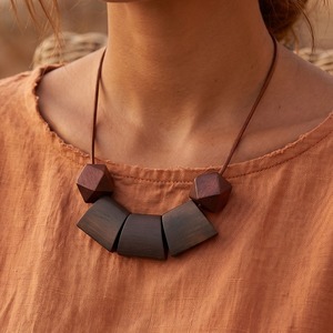 Collar de cordón de cuero fino con cuentas facetadas de madera ligera en forma de polígono y trapezoides, joyería minimalista boho natural para mujer - Product Image 3