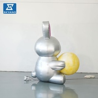 Décoration publicitaire gonflable personnalisée : Lapin de la Lune enlacant la Lune Dorée