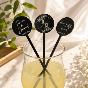 Agitateurs à cocktail en acrylique gravés sur mesure avec finition miroir, initiales et noms réutilisables pour les cadeaux de mariage, la décoration de fête - Product Image 1
