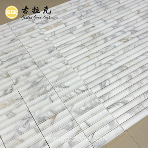 Mosaïque de marbre Calacatta Gold à facettes 3D, forme côtelée et arrondie, pour la décoration murale intérieure d'hôtels et de villas. - Product Image 4
