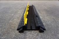 Protector de Cables de Goma de Alta Resistencia de 2 Canales, 980*240*44mm, para Uso en Almacenes, Garajes, Exteriores y Tráfico Vial