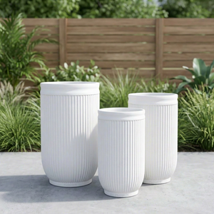 Pots à fleurs modernes blancs côtelés pour extérieur, jardinières au design minimaliste en plastique, lot de trois - Product Image 1