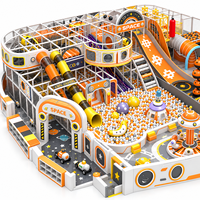 Structure de jeux personnalisée sur le thème de l'espace pour enfants : piscine à balles, toboggan, filet d'escalade en spirale, tunnel, carrousel, structure de jeux intérieure pour enfants