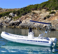 Bateau semi-rigide sportif 520 de 5,2 m (17 pieds) en fibre de verre et PVC, avec sièges gris écologiques en Hypalon, idéal pour la pêche, les loisirs et la plongée