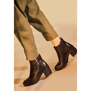 Bottines en cuir de chèvre noir Sophora pour femmes, bout rond, talon bloc - Product Image 1