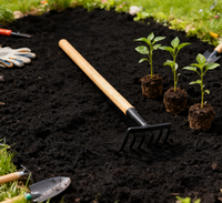 Râteau de jardin haut de gamme avec manche en bois : un outil indispensable pour le travail du sol et l'entretien paysager efficaces
