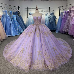 Robe de bal Quinceañera Dy6999 avec broderies dorées lavande, appliques florales baroques sur les épaules, dentelle et jupe en tulle scintillant style Watteau pour soirée - Product Image 4