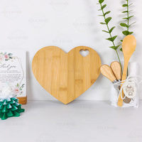 Mini plateau à fromage en bambou fait main en forme de cœur avec couteaux, cadeau personnalisé de remerciement pour une fête prénuptiale ou un mariage