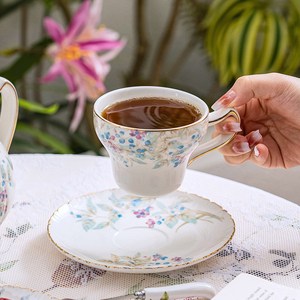 Taza y Platillo de Cerámica Estilo Pastoral - Juego de Tazas para Té de la Tarde con Diseño Floral de Bayas - Product Image 4