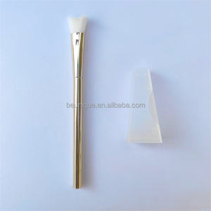 ふわふわV字型まつげエクステ用シャンプー洗浄ブラシ プライベートラベル スウィープカーブ型まつげ洗浄ブラシ カバー付き - Product Image 2