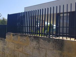 Clôture de villa extérieure élégante et sécurisée avec lames en aluminium soudées de style australien <span class=keywords><strong>pour</strong></span> usage domestique - Product Image 1
