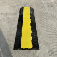 Rampe de protection de câbles en caoutchouc robuste avec couvercle rabattable pour la protection des câbles