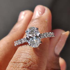 Anillo de Compromiso y Boda Personalizable de Oro de 14K con Diamante VVS de Laboratorio Certificado IGI Corte Ovalado para Mujeres de Lujo - Product Image 6