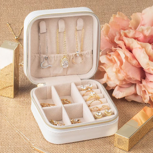 Estuche de Viaje Pequeño de Piel Sintética para Joyas con Logotipo Personalizado, Organizador de Joyas de Terciopelo Mini, en Blanco, Morado y Rosa, con Cremallera para Collares - Product Image 5